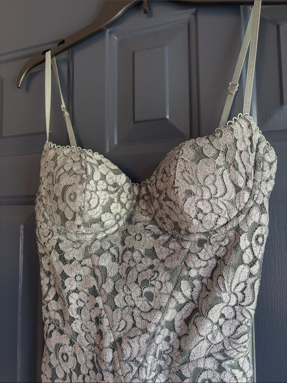 Lace Overlay gown - Picture 3 of 11